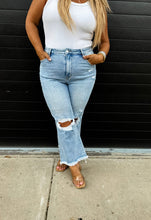 Load image into Gallery viewer, Lucy Distressed Crop Jean